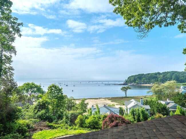 38 Prospect Ave in Sea Cliff, NY - Foto de edificio - Building Photo
