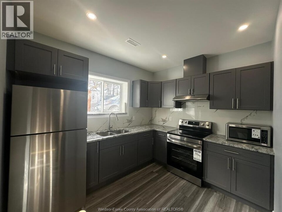 1035 California Ave in Windsor, ON - Building Photo