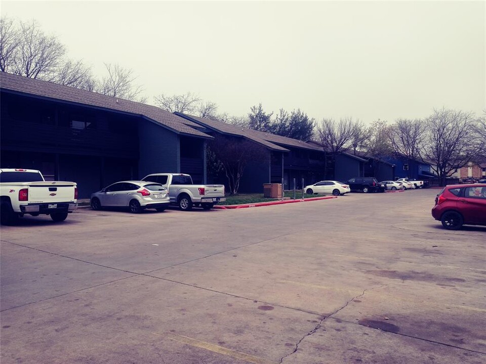 1300 Southport Dr in Austin, TX - Building Photo