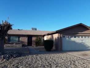 4852 W Frier Dr in Glendale, AZ - Foto de edificio - Building Photo
