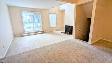 9465 Hunters Creek Dr in Blue Ash, OH - Building Photo - Building Photo