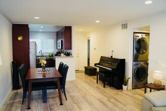 21500 Burbank Blvd, Unit 113 in Woodland Hills, CA - Foto de edificio - Building Photo