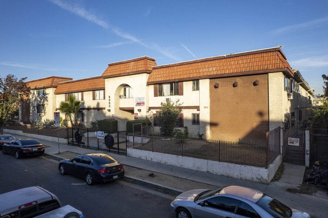 8800 Cedros Ave in Panorama City, CA - Foto de edificio