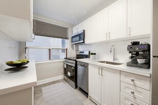 Ava Manor in Toronto, ON - Building Photo