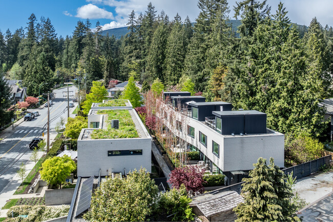 3730 Edgemont Blvd in North Vancouver, BC - Building Photo - Building Photo