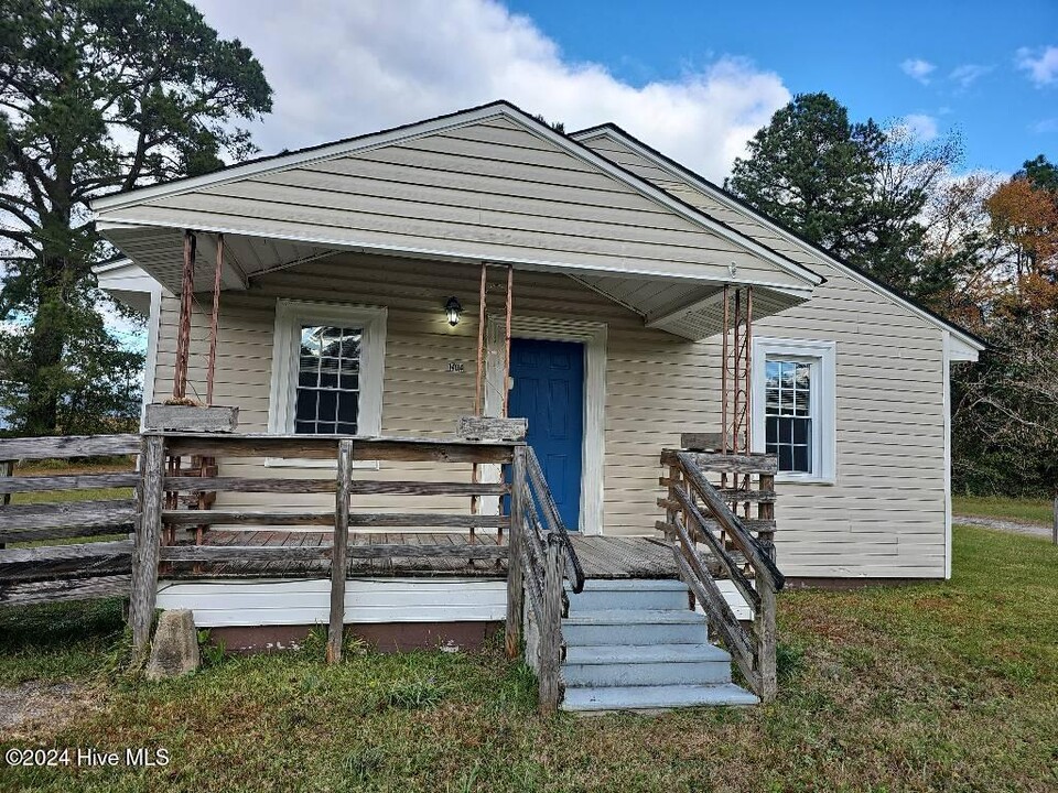 1404 Lake Cole Rd in Midway Park, NC - Building Photo