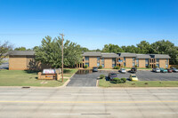 Coronado Apartments in Clinton, OK - Building Photo - Building Photo