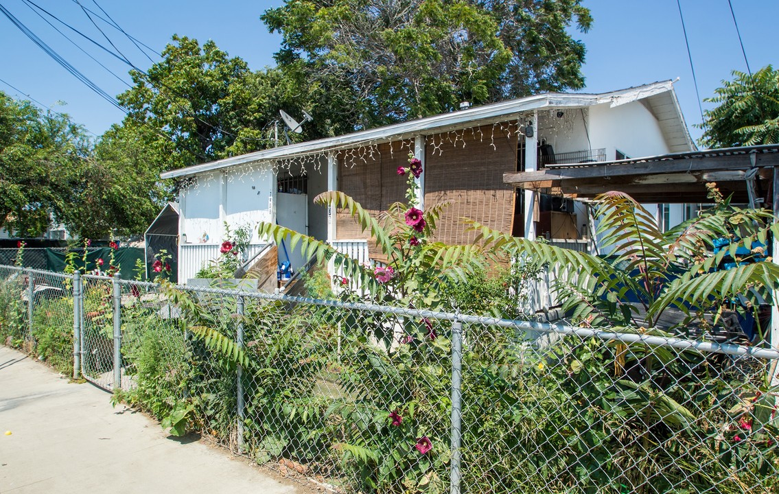 7411 Parmalee Ave in Los Angeles, CA - Foto de edificio