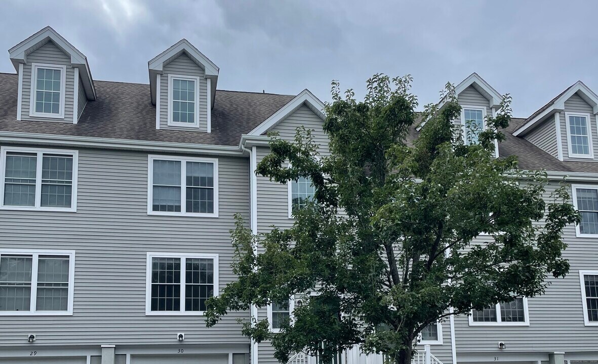 15 Freedom Way in East Lyme, CT - Building Photo