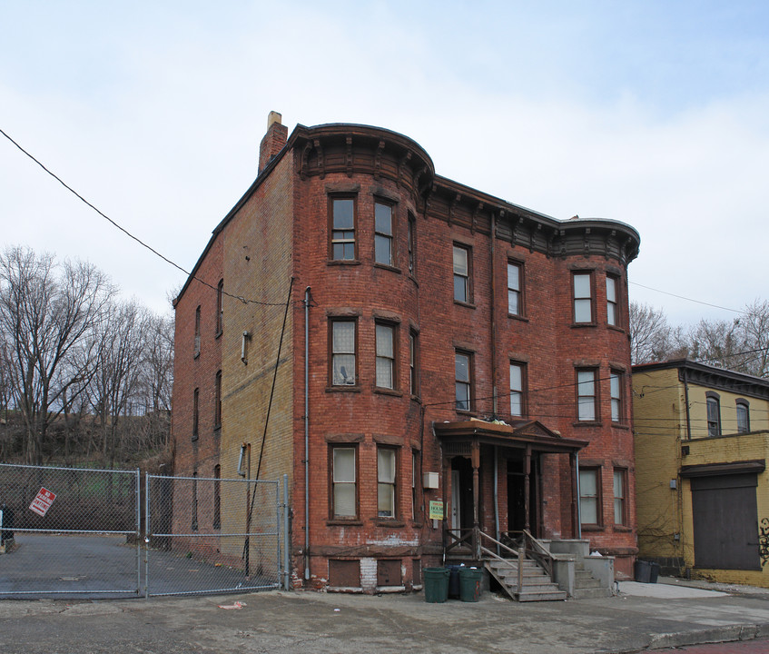 353 Liberty St in Newburgh, NY - Building Photo