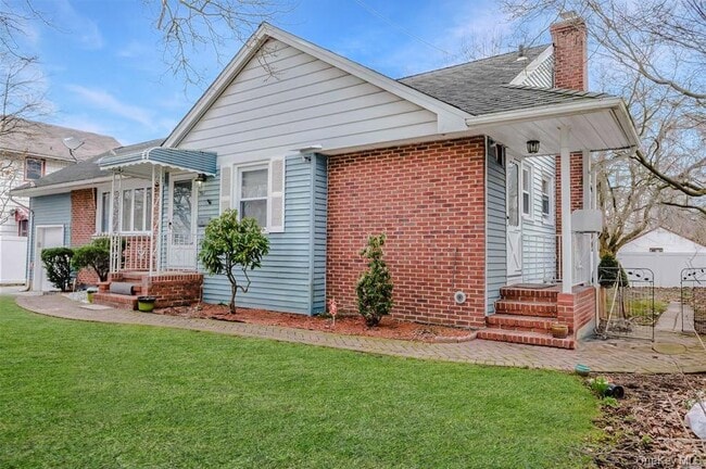 241 Woodbury Rd in Hicksville, NY - Building Photo - Building Photo