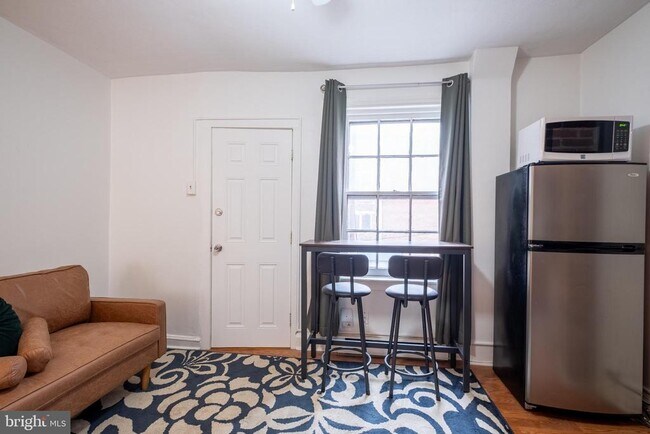 320 S Juniper St in Philadelphia, PA - Building Photo - Building Photo