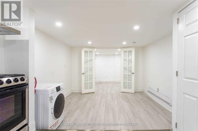 138 Booth Ave in Toronto, ON - Building Photo - Building Photo
