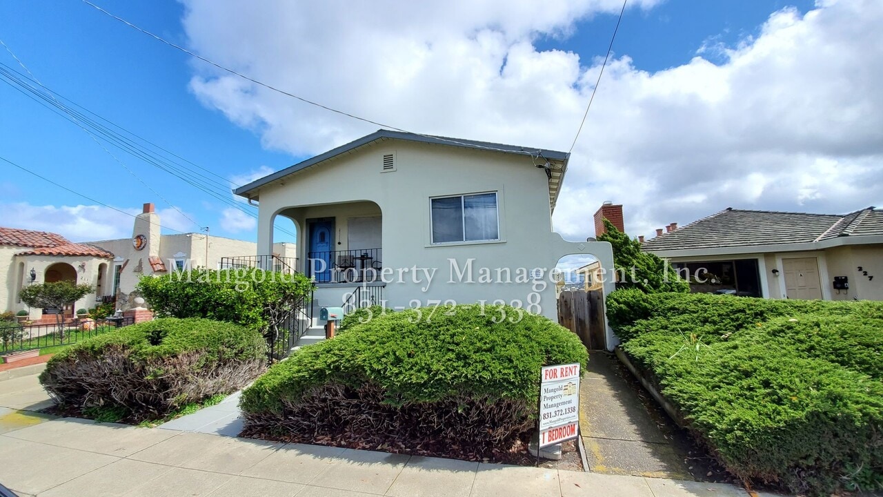 219 Watson St in Monterey, CA - Building Photo