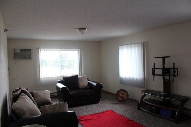 5151 W 6th St in Goodview, MN - Foto de edificio - Building Photo