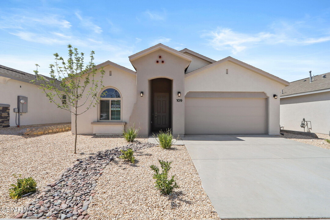 109 Monteine Trl in Santa Teresa, NM - Building Photo