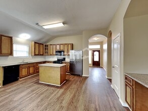 1835 Manor Dr in Baytown, TX - Foto de edificio - Building Photo