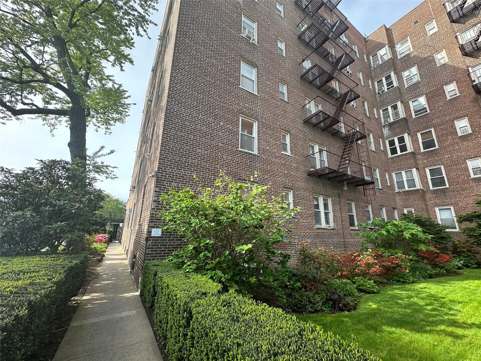 84-49 168th St in Queens, NY - Foto de edificio