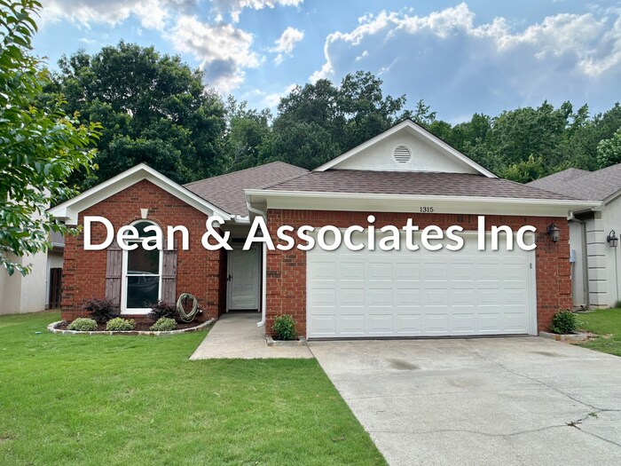 1315 Berwick Dr in Birmingham, AL - Foto de edificio