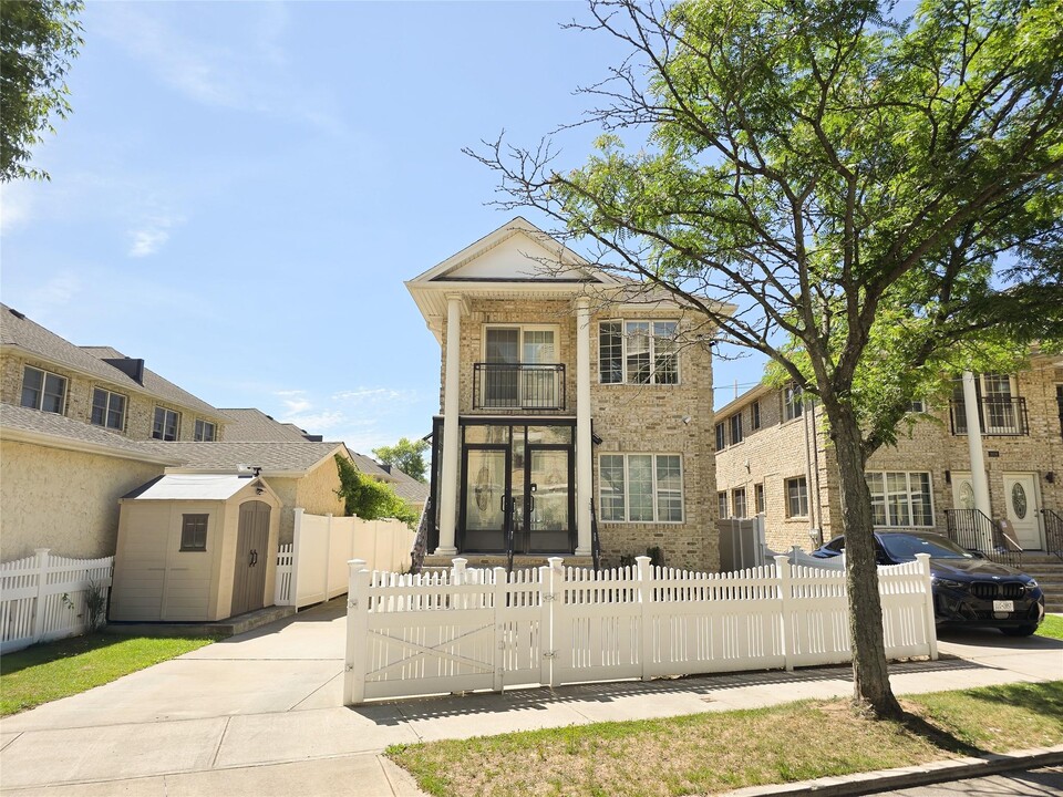 16-10 150th Pl in Queens, NY - Building Photo