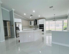 1243 Manor Dr S in Weston, FL - Building Photo - Building Photo