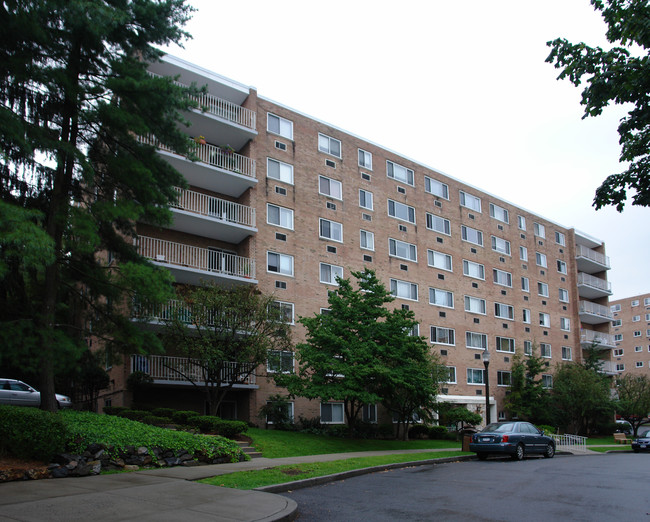 Halston House in Tarrytown, NY - Building Photo - Building Photo