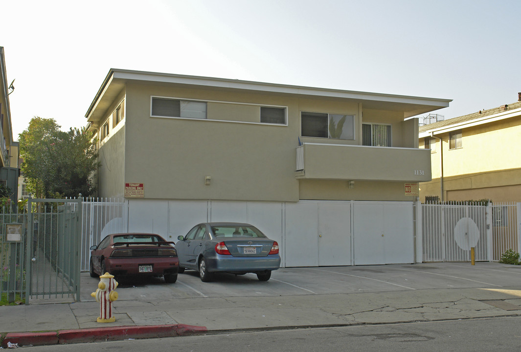 1131 N Beachwood Dr in Los Angeles, CA - Building Photo