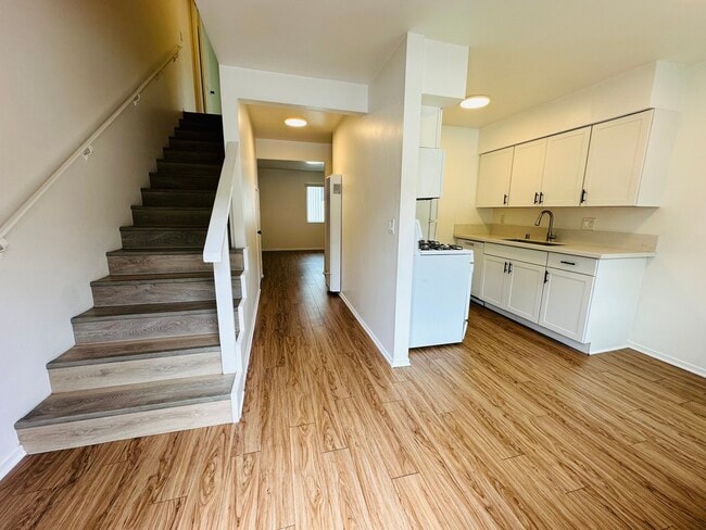 201 Ladera St