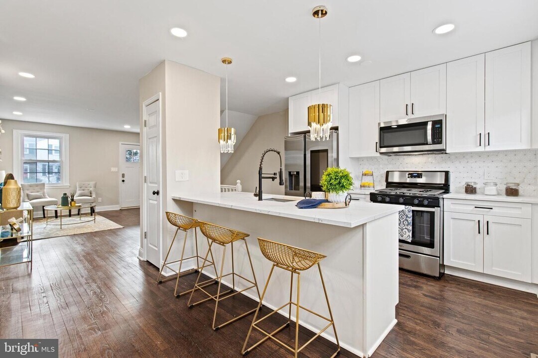1011 Bashford Ln in Alexandria, VA - Building Photo