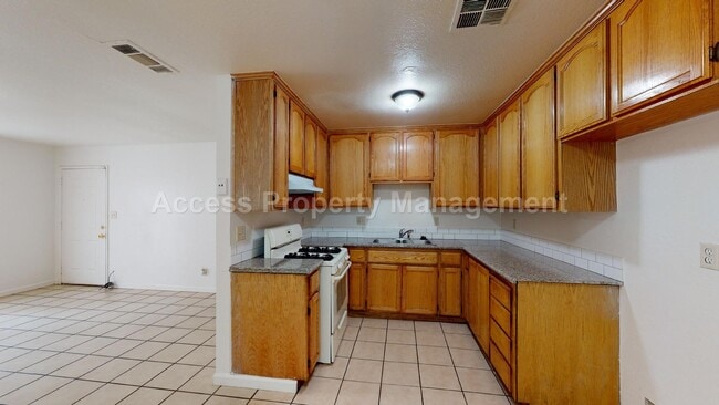 1428 Pecos Ave, Unit #B in Modesto, CA - Foto de edificio - Building Photo