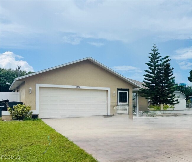 616 SE 11th Ave in Cape Coral, FL - Foto de edificio - Building Photo