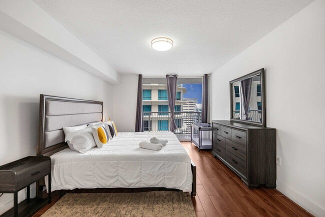 1 SE 12th St in Miami, FL - Building Photo - Building Photo