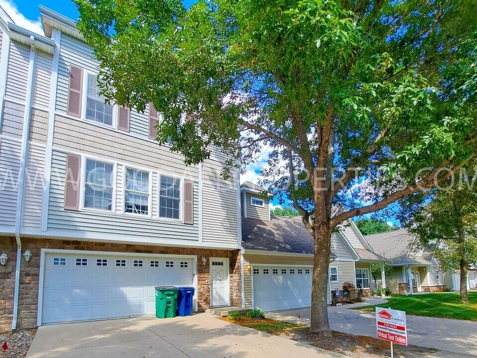 15215 Townsend Ave in Urbandale, IA - Building Photo