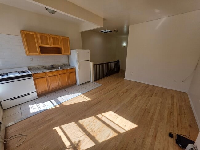 317 E 169th St, Unit 2 in Bronx, NY - Foto de edificio - Building Photo