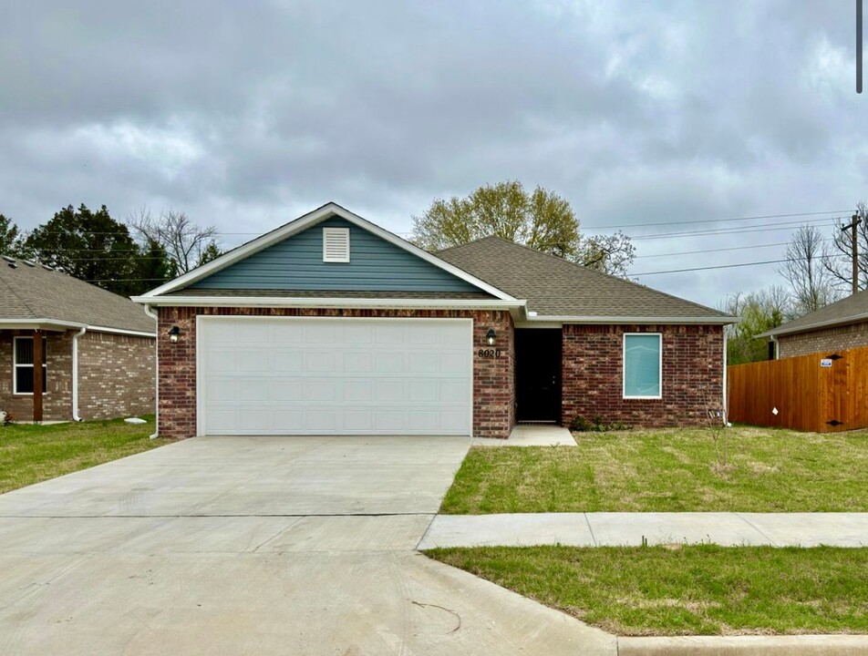 8020 Melody Ln in Fort Smith, AR - Foto de edificio