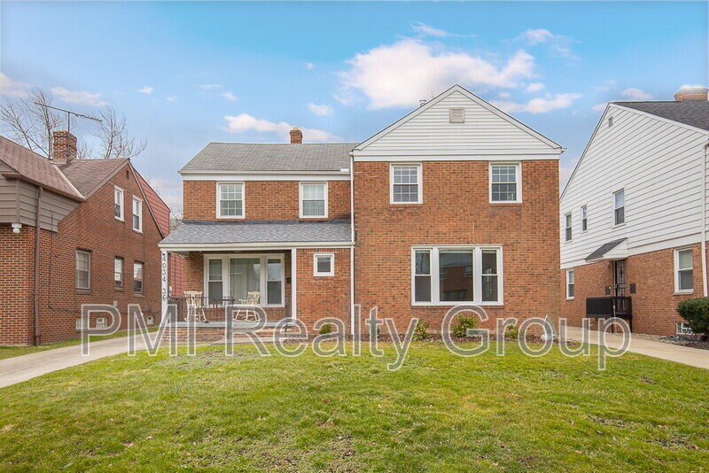4034 Okalona Rd in South Euclid, OH - Building Photo