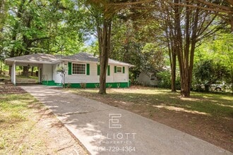 1095 Oakfield Dr SE in Atlanta, GA - Foto de edificio - Building Photo