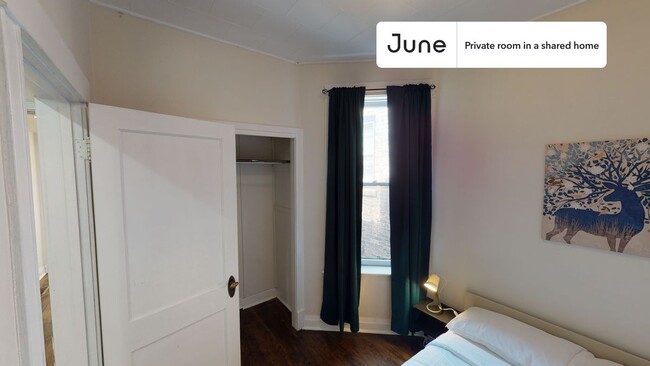 Private bedroom in 3 bed/1.5 bath Home in Chicago, IL - Building Photo - Building Photo