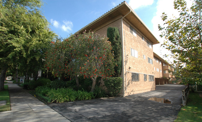 120 Sierra Madre Blvd in Pasadena, CA - Foto de edificio - Building Photo