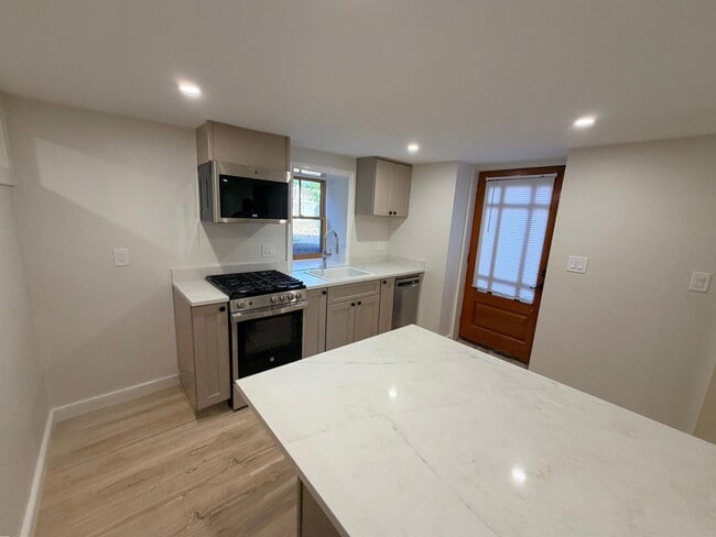 261 Mount Auburn St, Unit 2 in Cambridge, MA - Foto de edificio - Building Photo