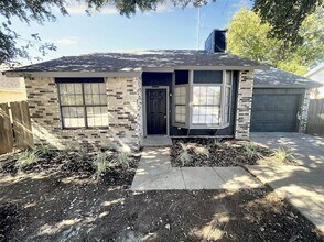 5518 Creek Valley Dr in Arlington, TX - Foto de edificio - Building Photo