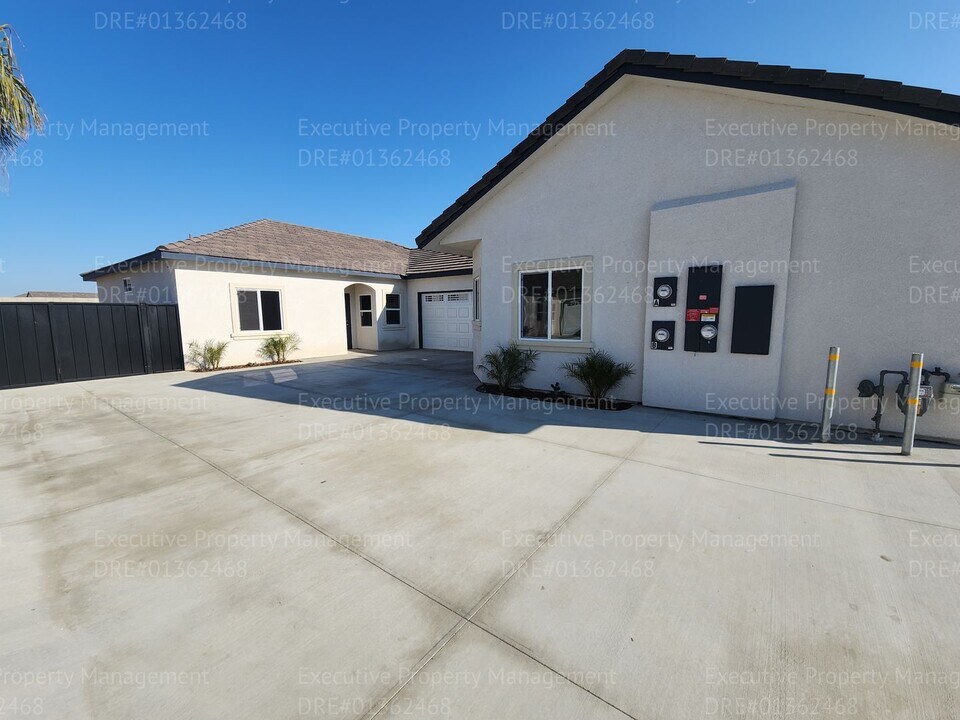 9716 Krista Vineyard Way-Unit -B in Bakersfield, CA - Building Photo