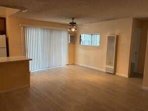 18530 Hatteras St, Unit 108 in Tarzana, CA - Foto de edificio - Building Photo