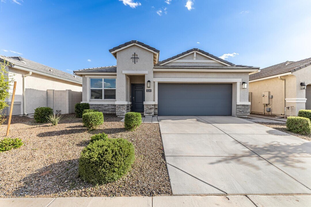 3241 W Shanley Ave in Mesa, AZ - Foto de edificio