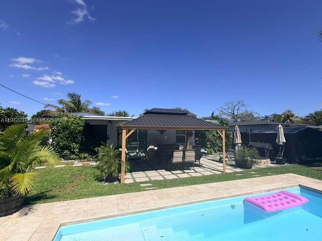 1430 NE 149th St in North Miami, FL - Building Photo - Building Photo