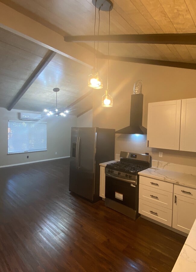 property at 221 S Valley St