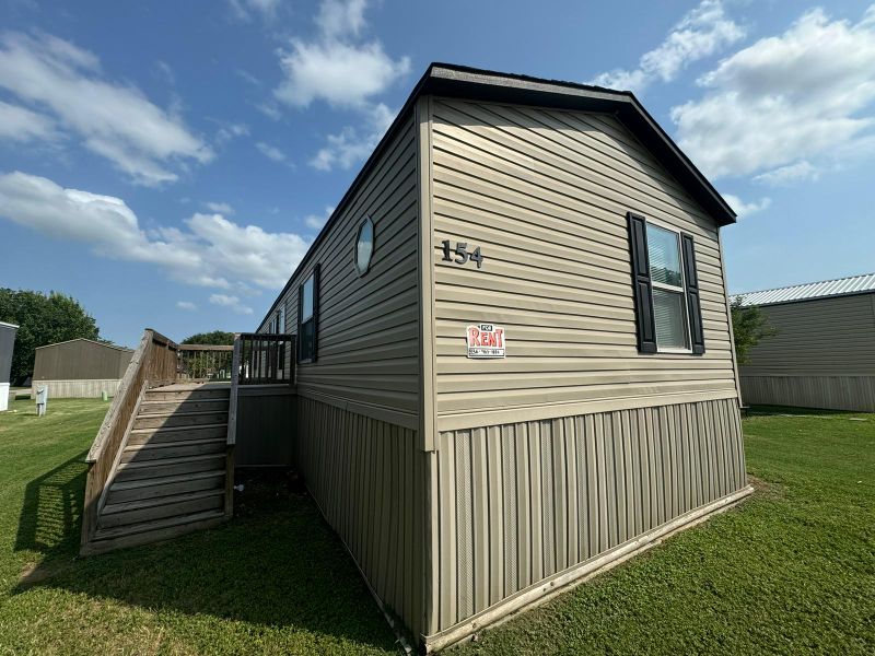 503 W Lower Line St in La Grange, TX - Building Photo