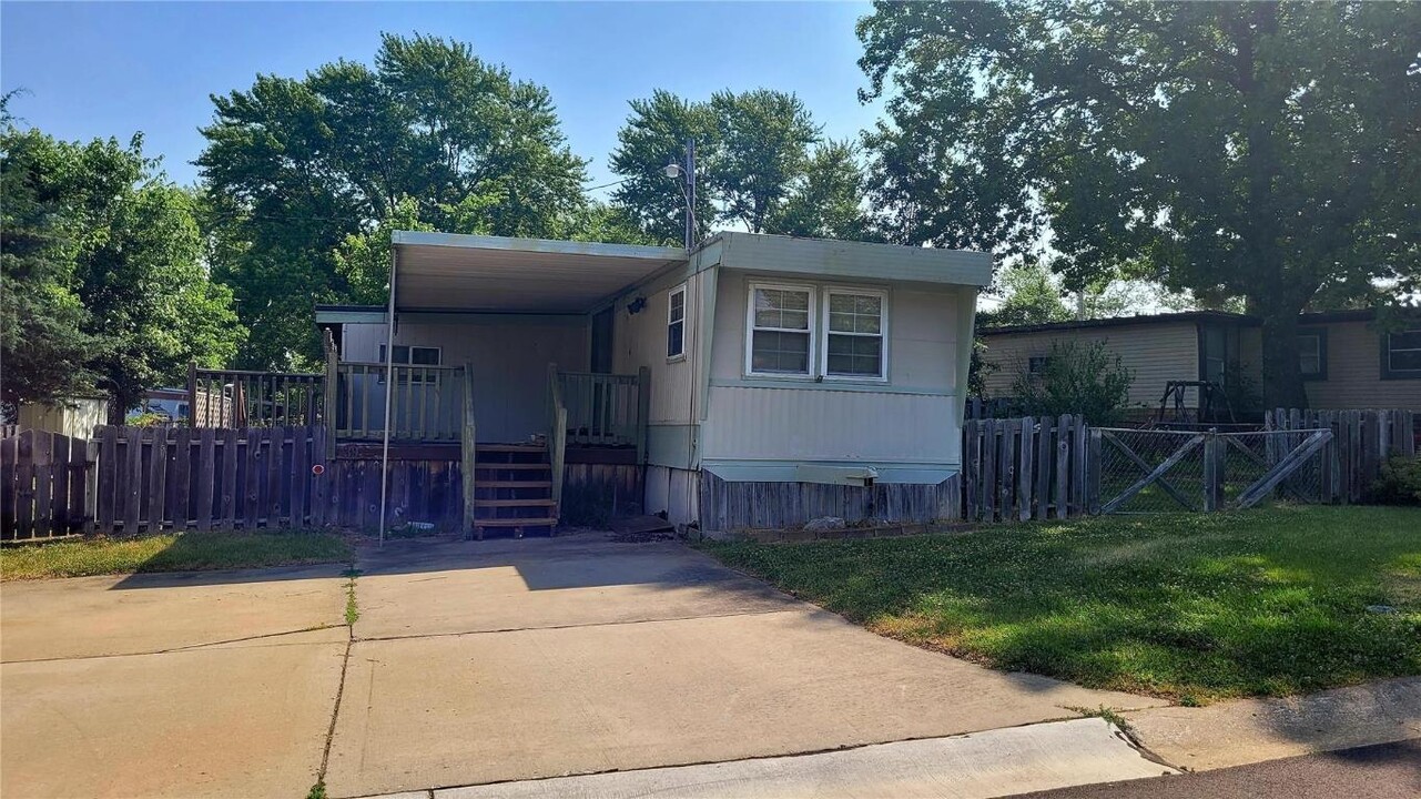 39 Blue Spruce Dr in O'Fallon, MO - Building Photo