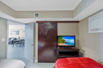 1717 N Bayshore Dr in Miami, FL - Building Photo - Building Photo