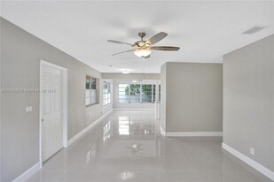 6701 Custer St in Hollywood, FL - Foto de edificio - Building Photo